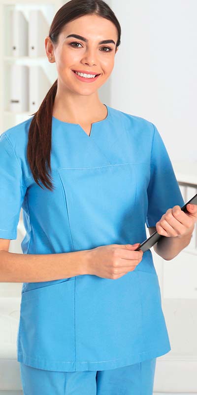доктор с папкой-планшетом